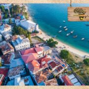 Luftaufnahme von Stone Town auf Sansibar mit roten Dächern, schmalen Gassen und traditionellen Dhau-Booten vor der Küste – historisches Zentrum und UNESCO-Weltkulturerbe in Tansania